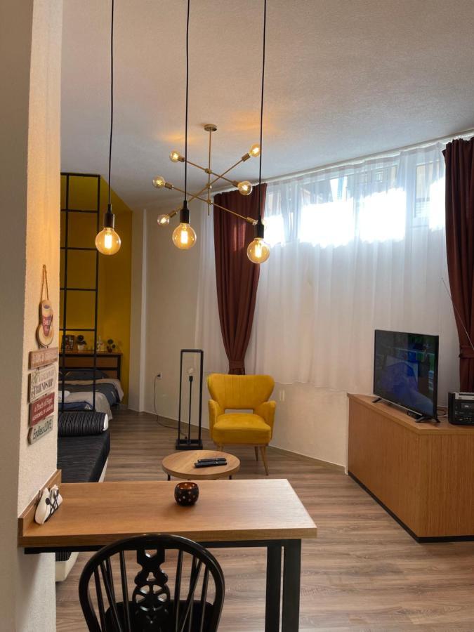 Ora-Prn, Studio Apartment In The City Centre Приштина Экстерьер фото